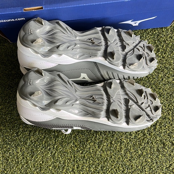 New in box Mizuno US women’s 6 gray 9 Spike Swift softball shoe - Picture 7 of 12